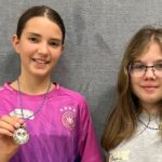 Unsere Vertreterinnen beim 1. OWL-Mädchen-Cup: Emma Ortmann und Leonie Ravenschlag