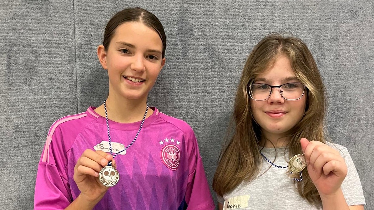 Unsere Vertreterinnen beim 1. OWL-Mädchen-Cup: Emma Ortmann und Leonie Ravenschlag